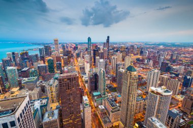 Güneş battıktan sonra Chicago, Illinois ABD Hava manzarası.