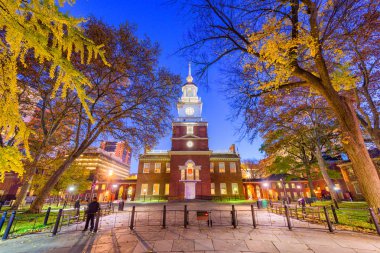 Philadelphia, Pennsylvania, ABD Bağımsızlık Hall sonbahar mevsiminde alacakaranlıkta.