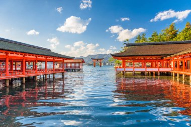 Miyajima, Hiroşima, Japonya Itsukuşima tapınak haddeleme gelgit ile.
