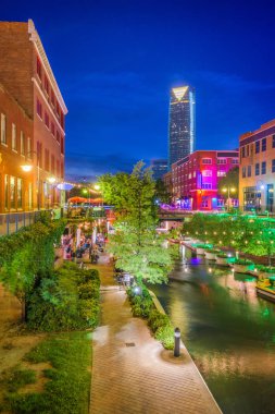 Oklahoma City, Oklahoma, Bricktown 'da alacakaranlıkta ABD manzarası.