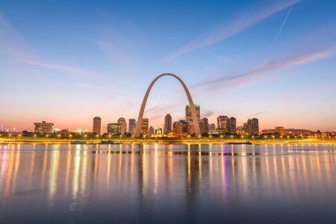 St. Louis, Missouri, ABD şehir merkezi alacakaranlıkta kemer ve adliye ile.