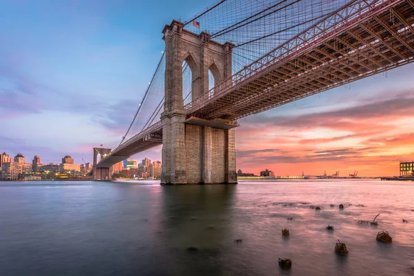 夕暮れ時にブルックリンに東川に架かるブルックリン橋でニューヨーク ニューヨーク アメリカ合衆国 — ストック写真