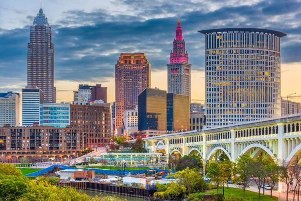Panorama Centra Města Cleveland Ohio Usa Reky Cuyahoga Soumraku — Stock fotografie