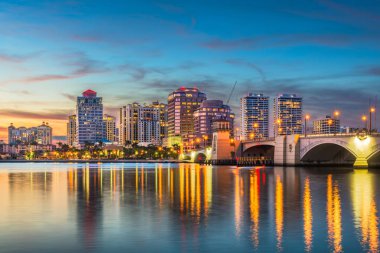 West Palm Beach, Florida, ABD skyline alacakaranlıkta Intracoastal suyolu üzerinde.