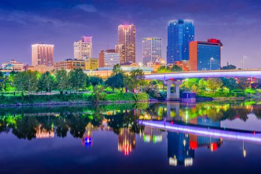Little Rock, Arkansas, ABD skyline alacakaranlıkta Arkansas Nehri üzerinde. 