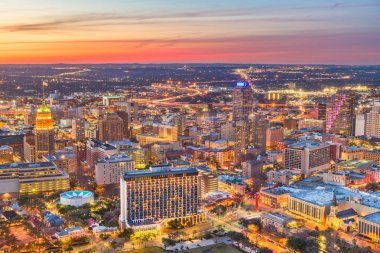 San Antonio, Texas, ABD alacakaranlıkta yukarıdan şehir manzarası.