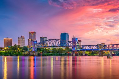 Little Rock, Arkansas, ABD skyline alacakaranlıkta Arkansas Nehri üzerinde. 