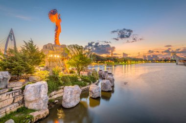 Wichita, Kansas, ABD şehir manzarası alacakaranlıkta.