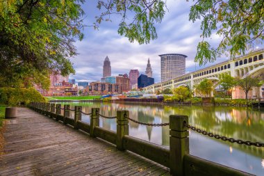 Cleveland, Ohio, Amerika Birleşik Devletleri şehir manzarası alacakaranlıkta Cuyahoga Nehri üzerinde.