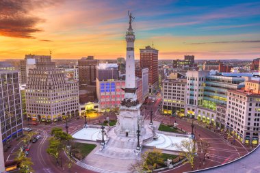 Cityscape downtown Indianapolis, Indiana, ABD ve anıt daire şafak.