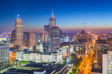 Indianapolis, Indiana, ABD şehir şehir manzarası ile devlet House alacakaranlıkta.