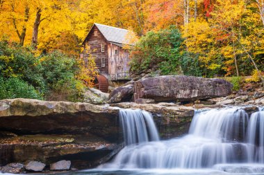 Babcock State Park, Batı Virginia, ABD Glade Creek Grist Mill 'de sonbahar sezonu boyunca. 