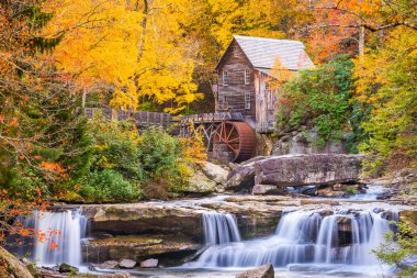 Babcock State Park, Batı Virginia, ABD Glade Creek Grist Mill 'de sonbahar sezonu boyunca. 