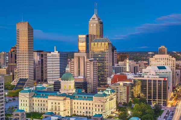 Indianapolis Indiana Abd Şehir Şehir Manzarası Ile Devlet House Alacakaranlıkta — Stok fotoğraf