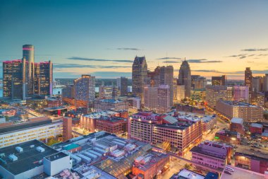 Detroit, Michigan, ABD şehir merkezi alacakaranlıkta tepeden ufuk çizgisi.