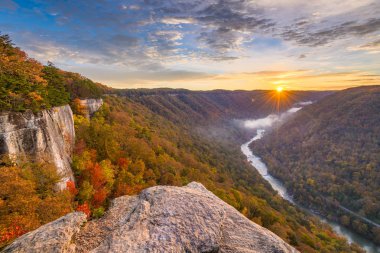 New River Gorge, Batı Virgnia, ABD sonbahar sabahı peyzaj sonsuz duvara.