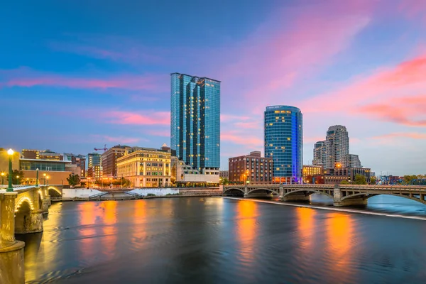 Grand Rapids Michigan Abd Şehir Merkezi Alacakaranlıkta Grand River Üzerinde — Stok fotoğraf