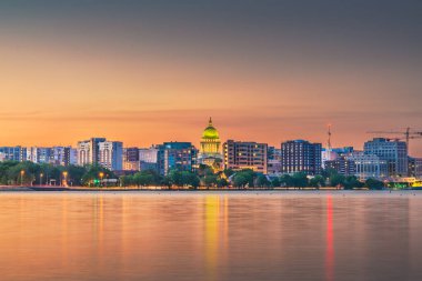 Madison, Wisconsin, ABD şehir merkezi alacakaranlıkta Monona Gölü 'nde gökyüzü..