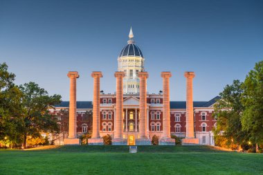 Columbia, Missouri, ABD tarihi kampüs ve sütunlar.