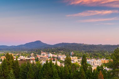 Eugene, Oregon, ABD alacakaranlıkta şehir manzarası.