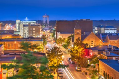 Columbia, Missouri, ABD şehir merkezi alacakaranlıkta ufuk çizgisi.