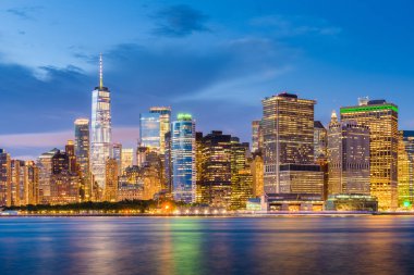 New York, New York, ABD skyline alacakaranlıkta körfezde.