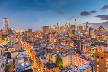 New York, New York, ABD şehir şehir manzarası alacakaranlıkta.