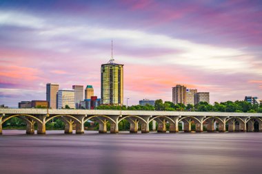 Alacakaranlıkta Arkansas Nehri üzerinde Tulsa, Oklahoma, ABD şehir manzarası.