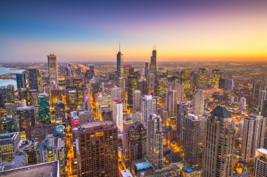Chicago, Illinois, ABD şehir merkezi alacakaranlıkta yukarıdan ufuk çizgisi.