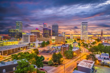 Tulsa, Oklahoma, ABD skyline alacakaranlıkta.