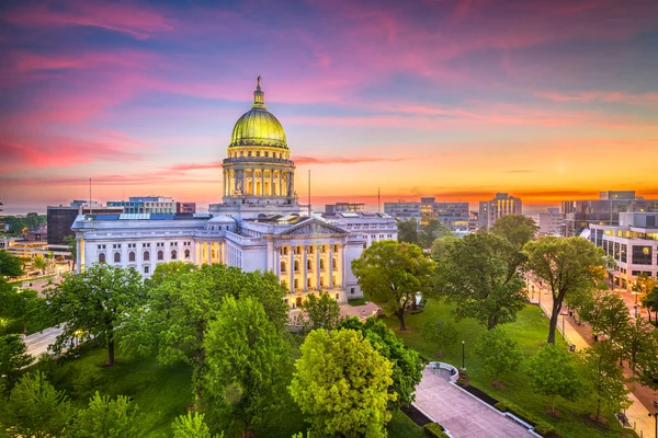 Madison, Wisconsin, ABD Başkent Binası Alacakaranlıkta.