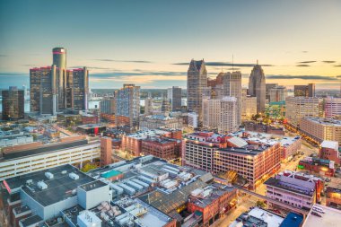 Detroit, Michigan, ABD şehir merkezi alacakaranlıkta tepeden ufuk çizgisi.