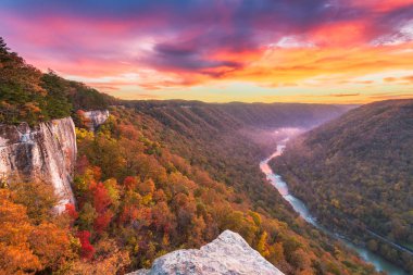 New River Gorge, Batı Virgnia, ABD sonbahar sabahı peyzaj sonsuz duvara.