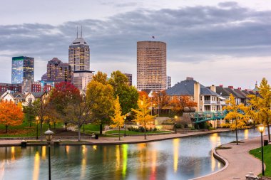 Indianapolis, Indiana, ABD şehir cityscape alacakaranlıkta beyaz nehrinde.