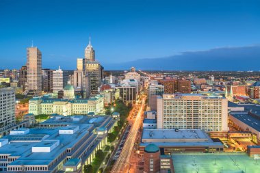 Indianapolis, Indiana, ABD şehir şehir manzarası ile devlet House alacakaranlıkta.