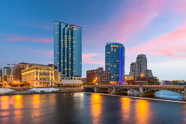 Grand Rapids Michigan Abd Şehir Merkezi Alacakaranlıkta Grand River Üzerinde — Stok fotoğraf