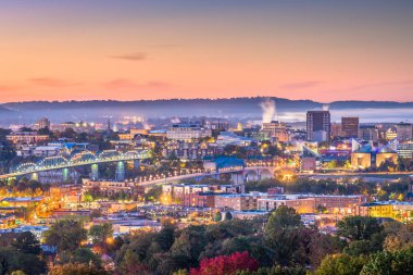 Memphis, Tennessee, ABD şehir merkezi alacakaranlıkta gökyüzü.