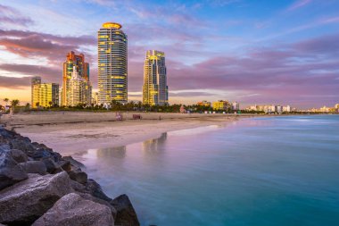 Miami Beach, Florida, ABD skyline alacakaranlıkta sahilde.