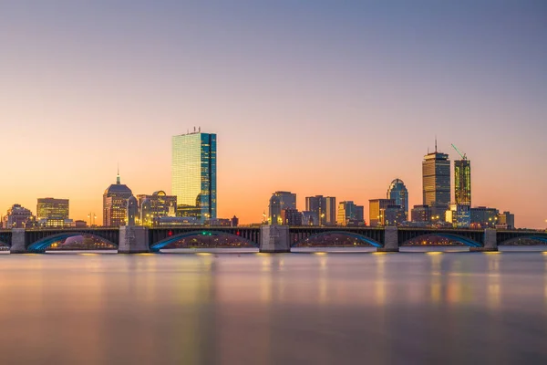 夜明けにチャールズ川にボストン マサチューセッツ 米国スカイライン — ストック写真