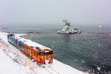 Amaharashi sahil yarı Milli Parkı, Japonya - 23 Ocak 2017: A parçalarla hattı tren geçer kış aylarında Amaharashi Coast.