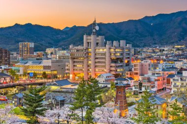 Kofu, alacakaranlıkta şehir cityscape Yamanashi, Japan.