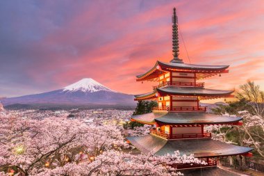 Fujiyoshida, Japonya görünümü pagoda kiraz çiçekleri ile bahar sezonu alacakaranlıkta ve Mt. Fuji.