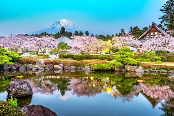 日本与富士山和寺庙在春天季节 — 图库照片