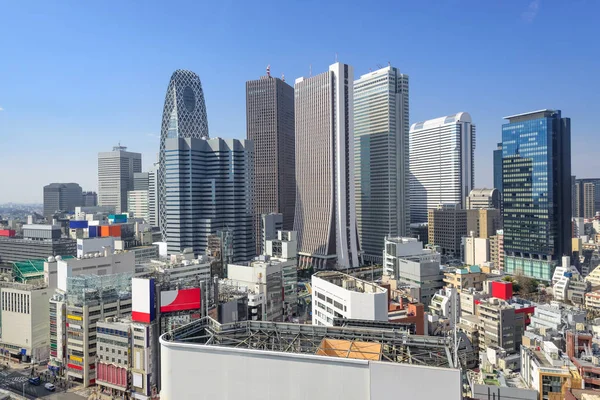 東京都新宿区西新宿の金融街のスカイラインの — ストック写真