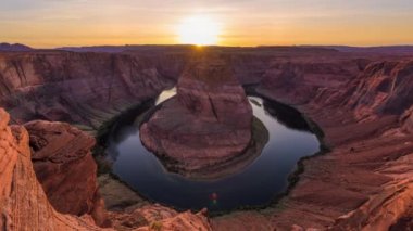 Colorado Nehri 'ndeki Horseshoe Bend, Page, Arizona, ABD yakınlarında gün batımında..