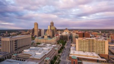 Indianapolis, Indiana, ABD şehir manzarası yukarıdan alacakaranlıkta.