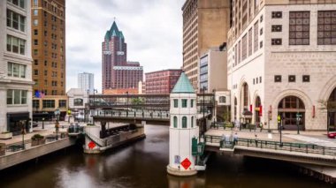 Milwaukee, Wisconsin, ABD şehir cityscape Nehri üzerinde.