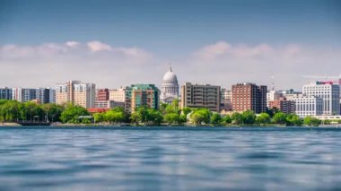 Madison, Wisconsin, ABD şehir merkezi alacakaranlıkta Monona Gölü 'nde gökyüzü..