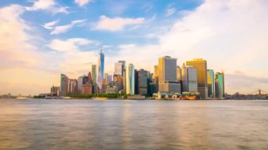 New York, New York, ABD finans bölgesine manzarası karşısında New York Harbor alacakaranlıkta.