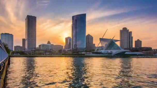 Alacakaranlıkta Michigan Gölü Üzerinde Milwaukee Wisconsin Abd Şehir Şehir Manzarası — Stok video